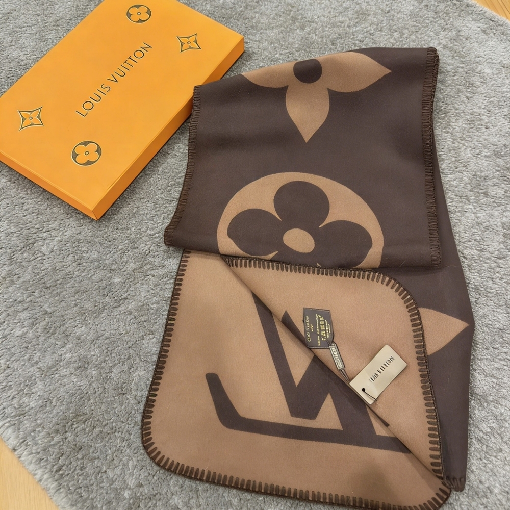 Louis Vuitton Reykjavik Scarf